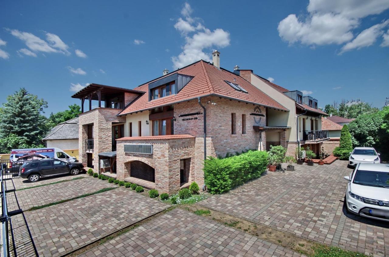 Varfuerdo Panzio Gyula Exteriör bild