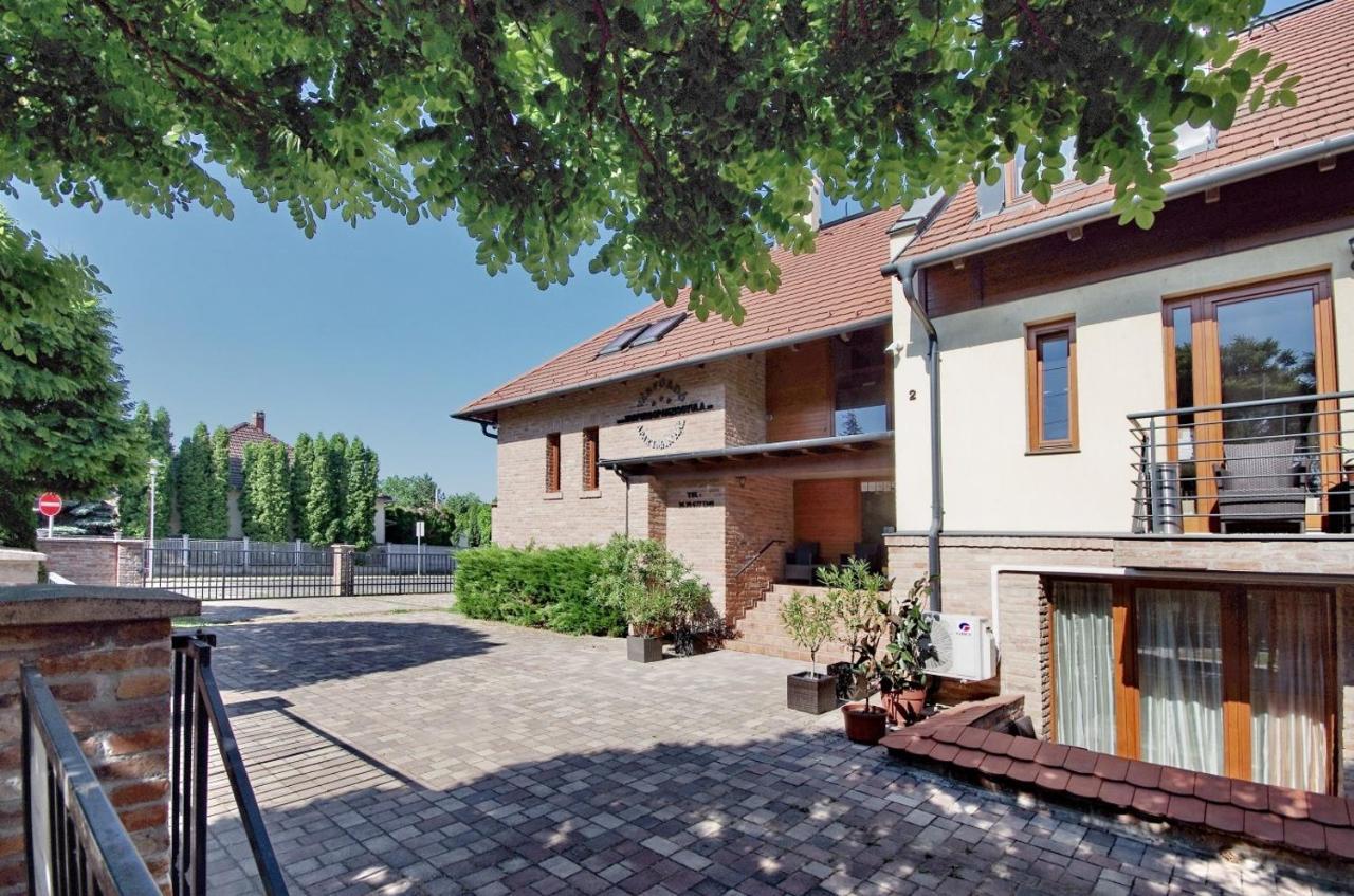 Varfuerdo Panzio Gyula Exteriör bild