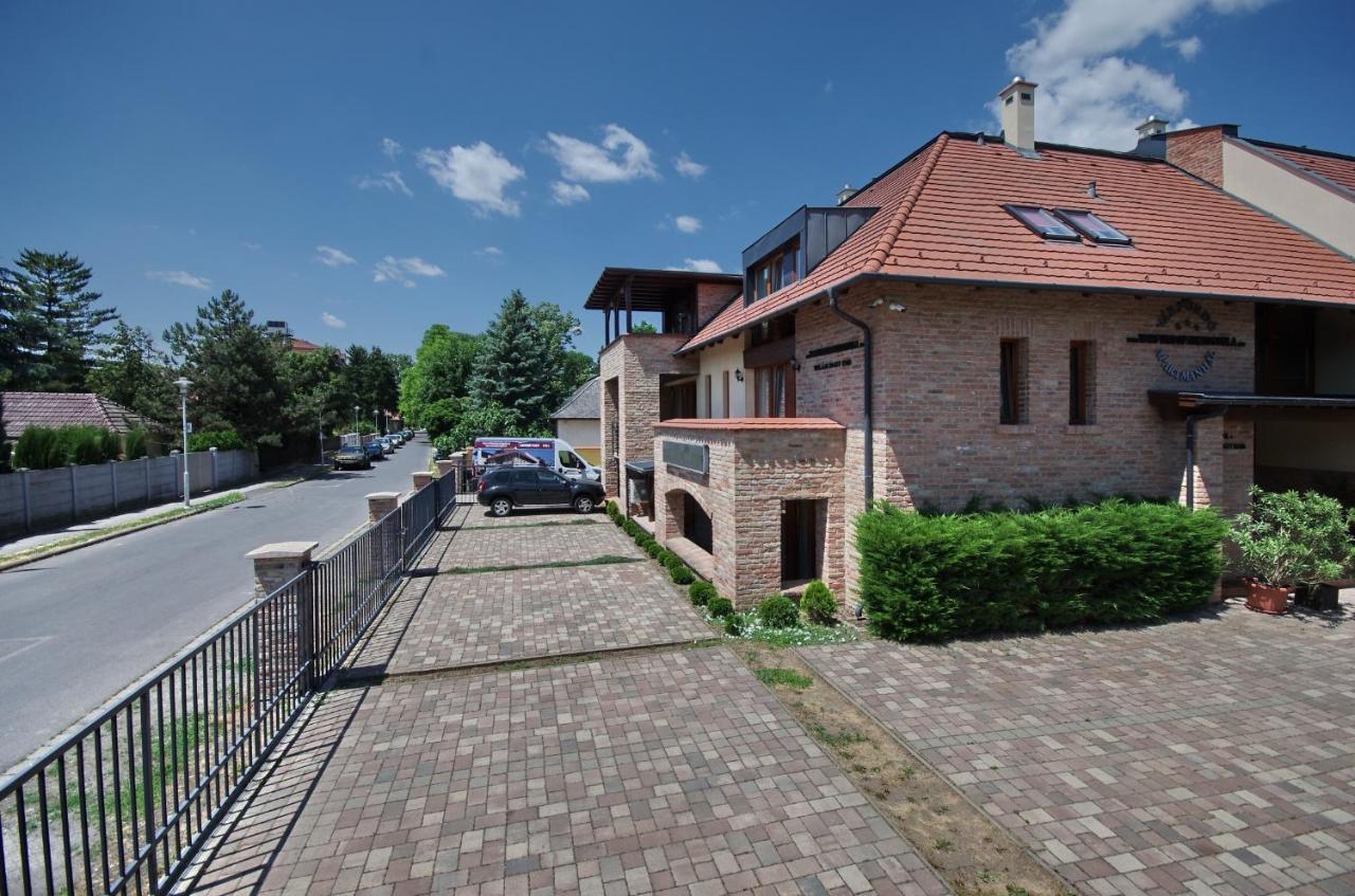 Varfuerdo Panzio Gyula Exteriör bild