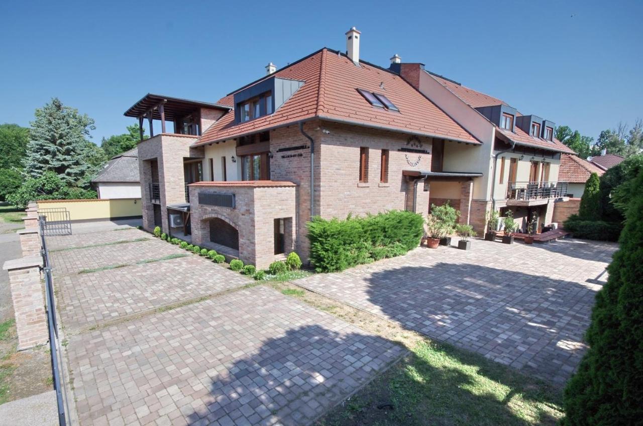Varfuerdo Panzio Gyula Exteriör bild