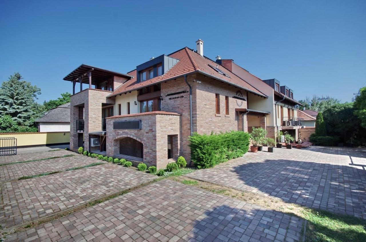 Varfuerdo Panzio Gyula Exteriör bild